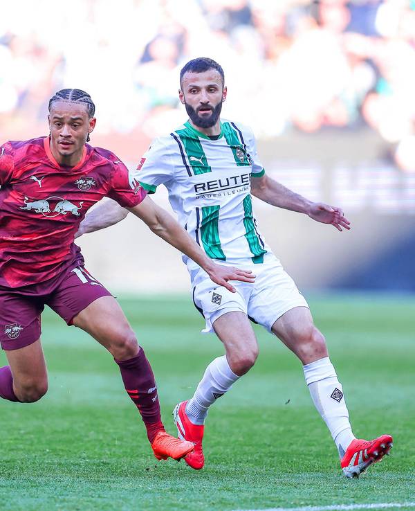 Von links nach rechts: Rocco Reitz, Xavi Simons und Franck Honorat kämpfen um den Ball.