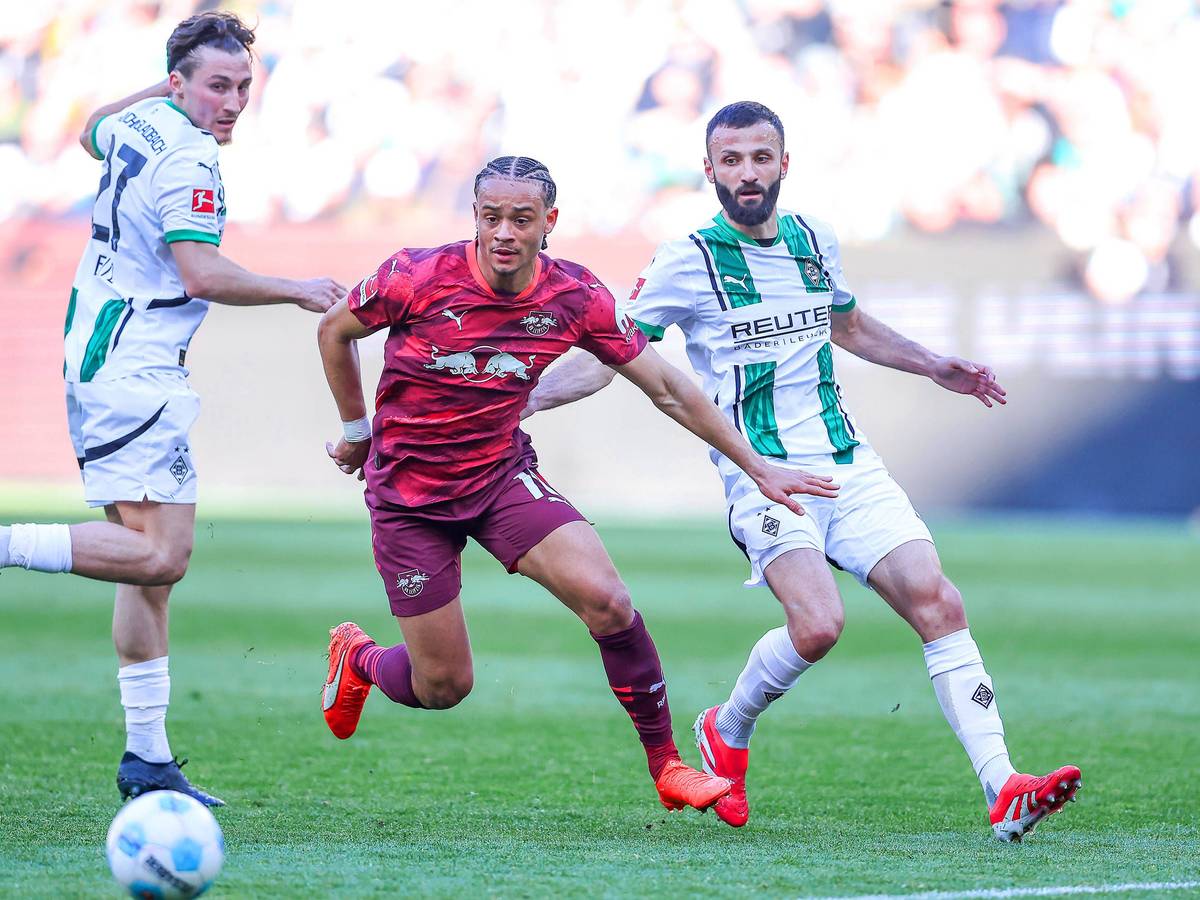 Von links nach rechts: Rocco Reitz, Xavi Simons und Franck Honorat kämpfen um den Ball.