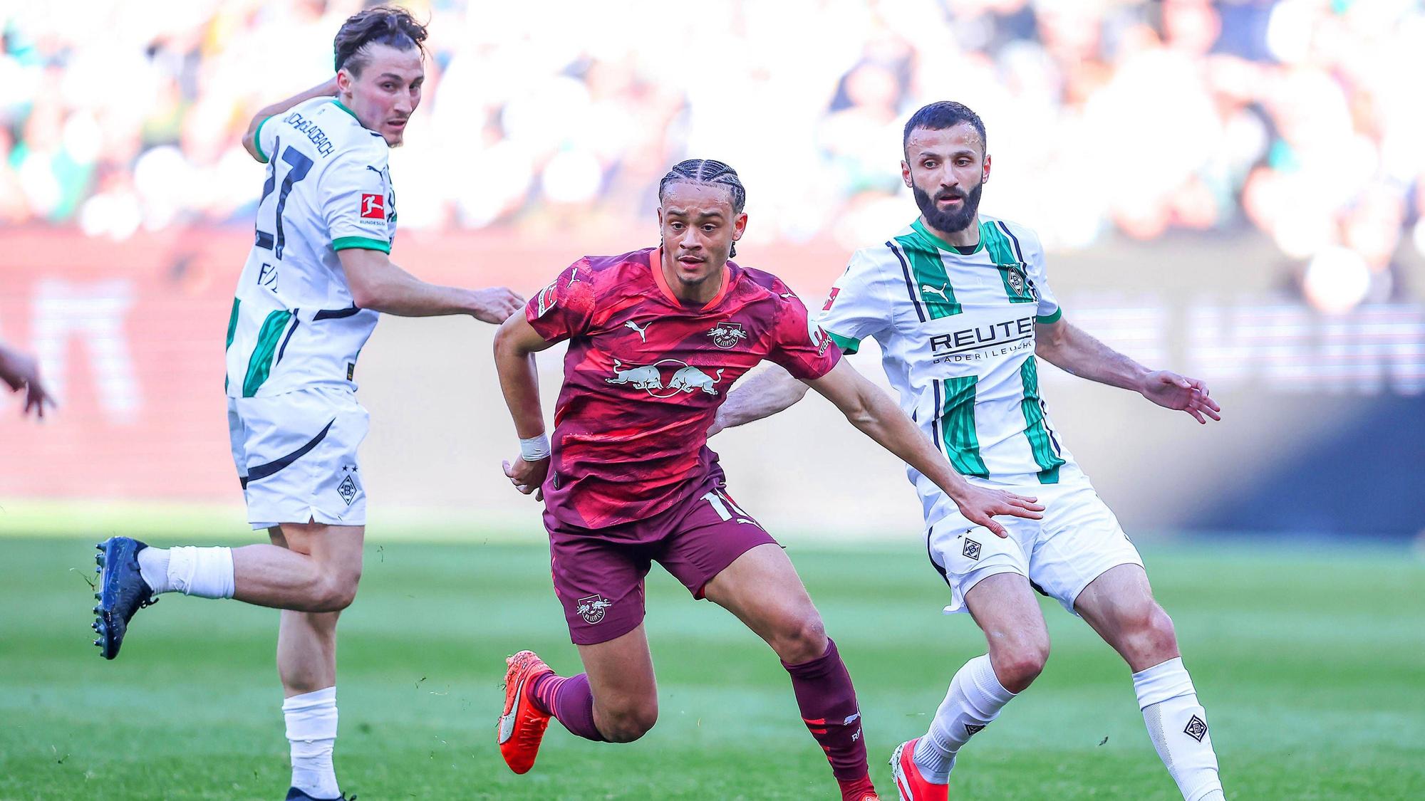 Von links nach rechts: Rocco Reitz, Xavi Simons und Franck Honorat kämpfen um den Ball.