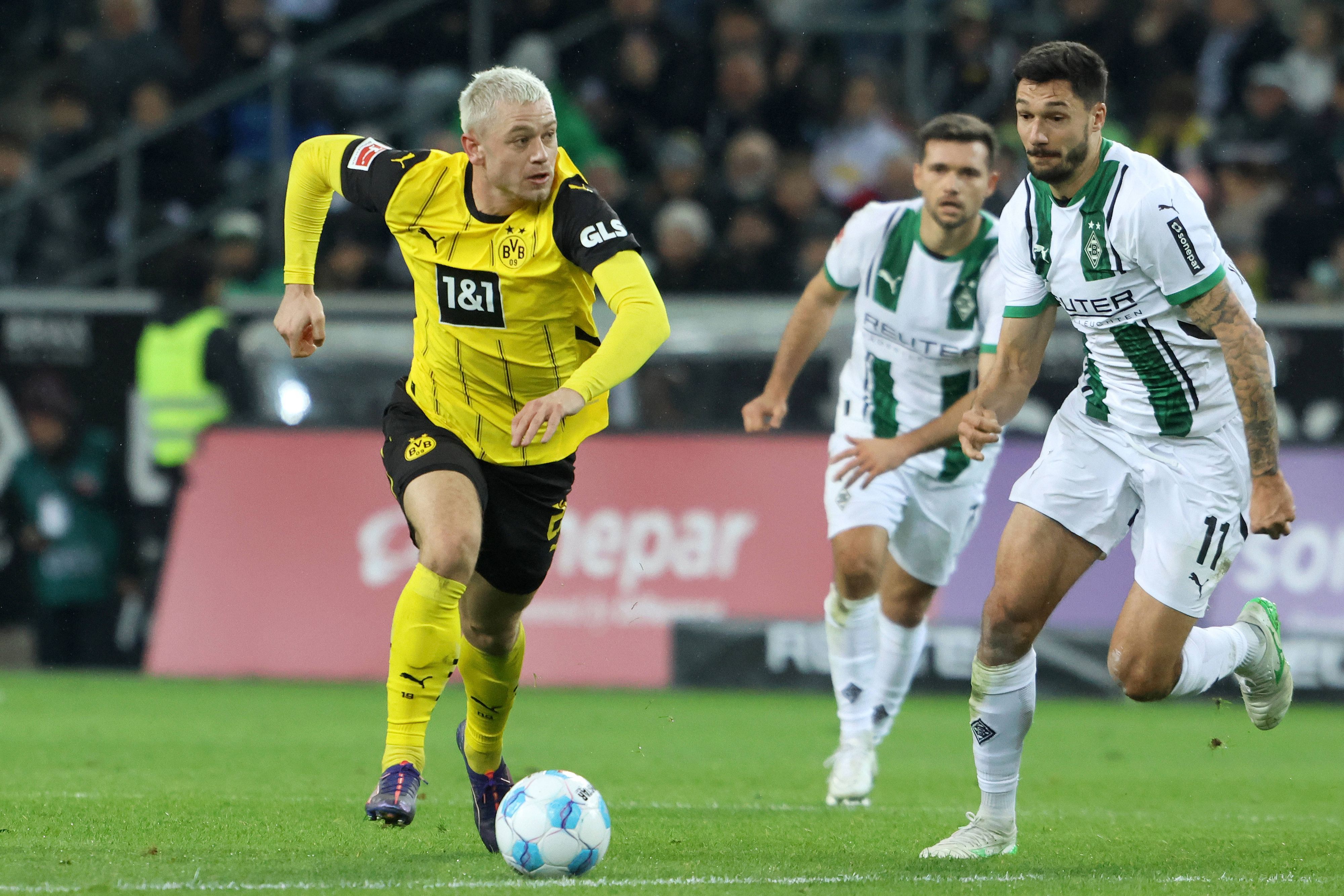 Julian Ryerson von Borussia Dortmund kämpft mit Tim Kleindienst von Borussia Mönchengladbach um den Ball.