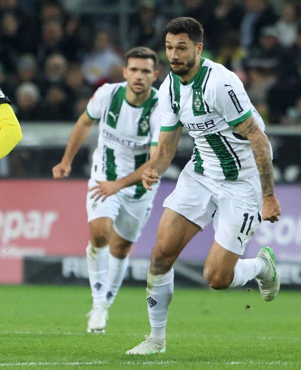 Julian Ryerson von Borussia Dortmund kämpft mit Tim Kleindienst von Borussia Mönchengladbach um den Ball.