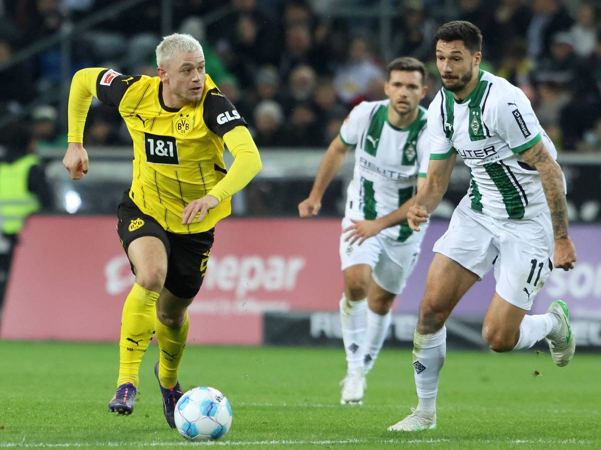 Julian Ryerson von Borussia Dortmund kämpft mit Tim Kleindienst von Borussia Mönchengladbach um den Ball.