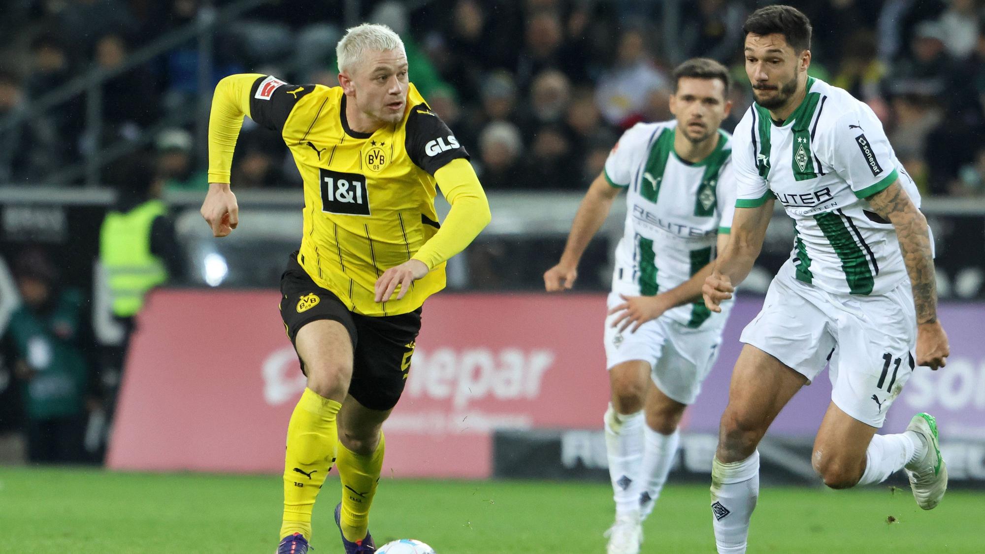 Julian Ryerson von Borussia Dortmund kämpft mit Tim Kleindienst von Borussia Mönchengladbach um den Ball.