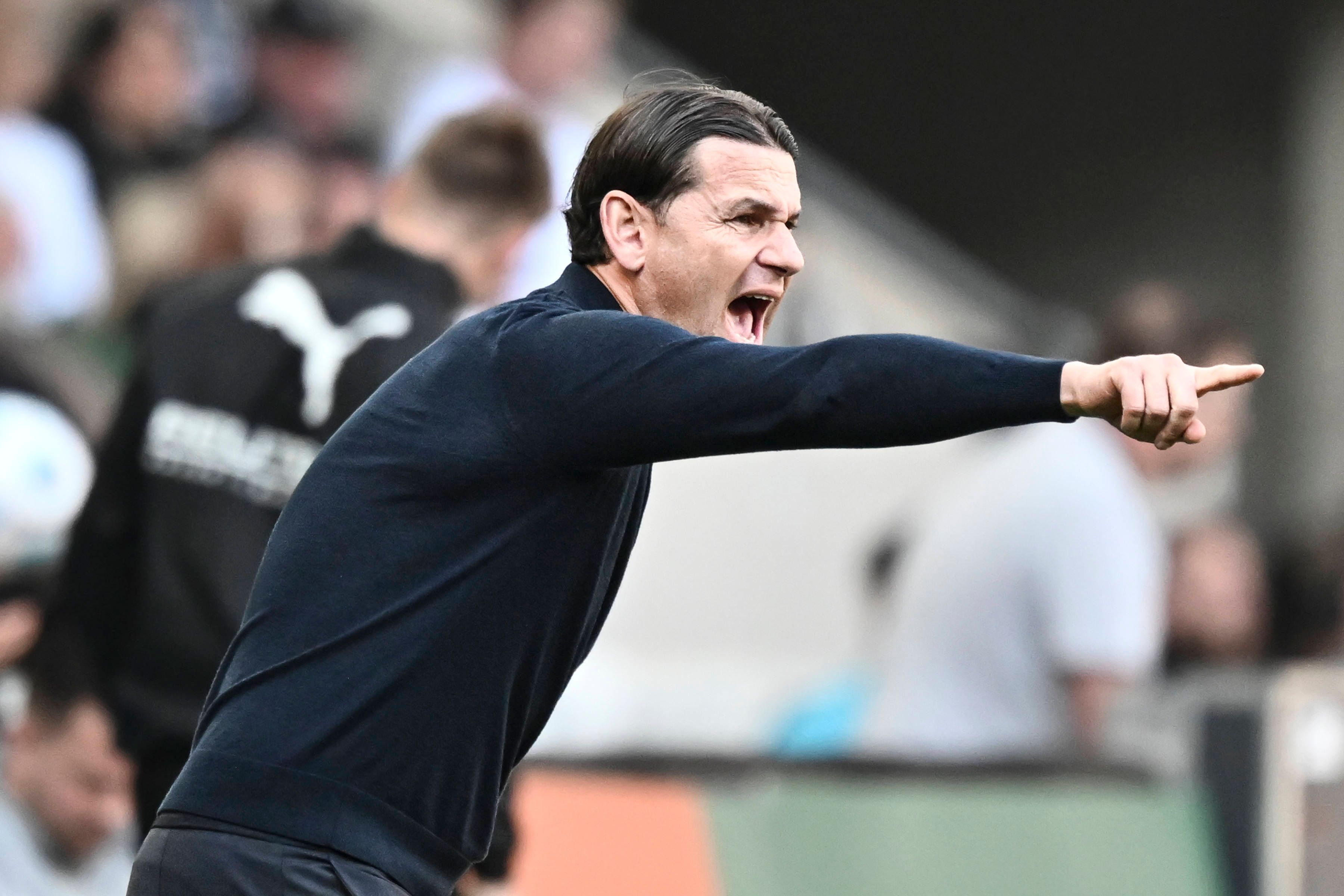 Gerardo Seoane gestikuliert mit der Hand.