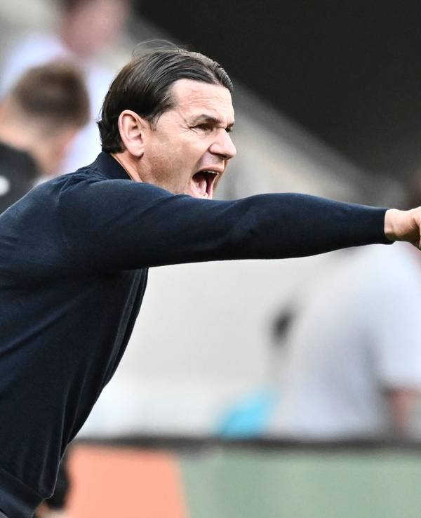 Gerardo Seoane gestikuliert mit der Hand.