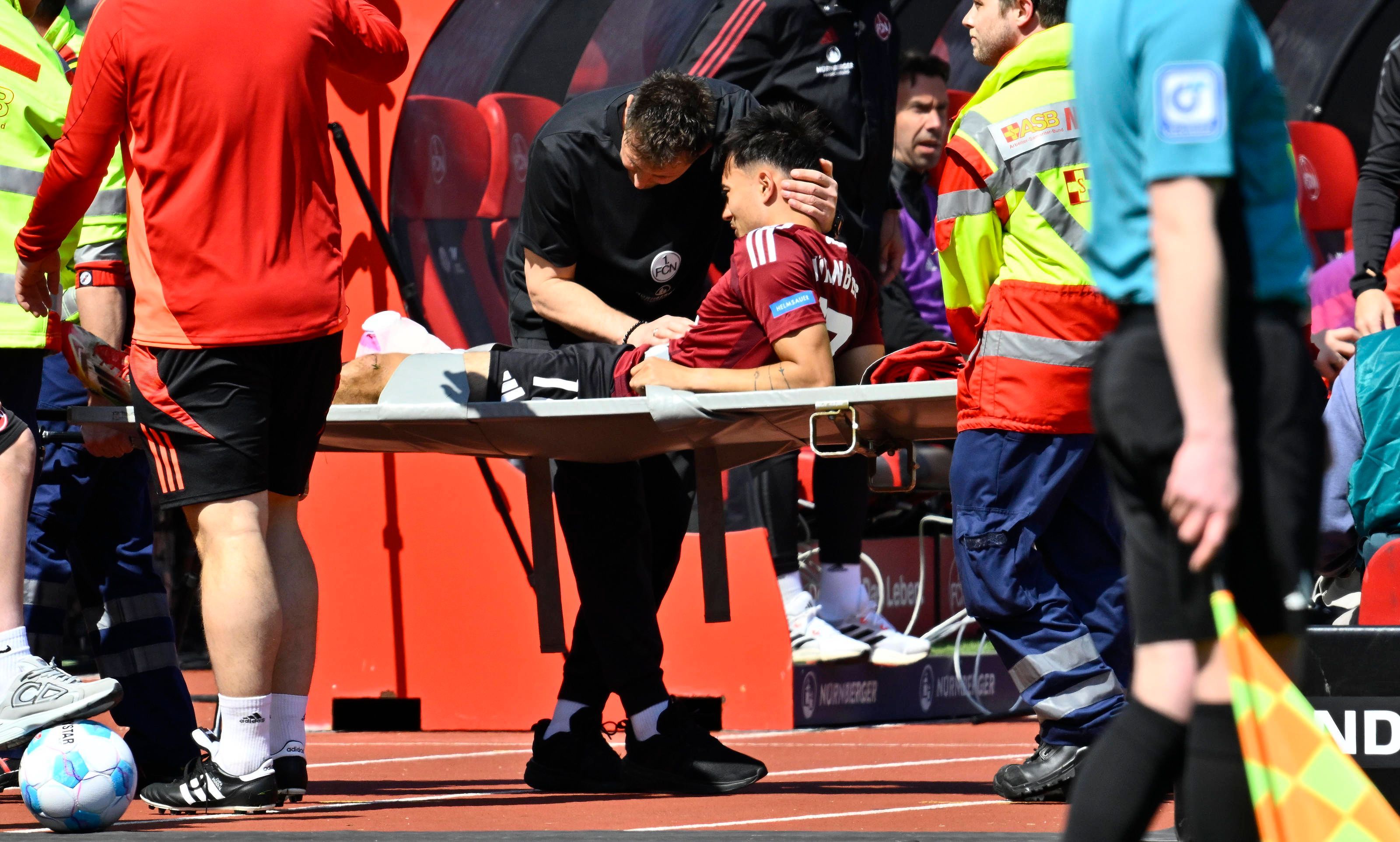 Jens Castrop wird auf Trage aus dem Stadion getragen.