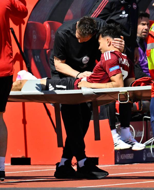 Jens Castrop wird auf Trage aus dem Stadion getragen.