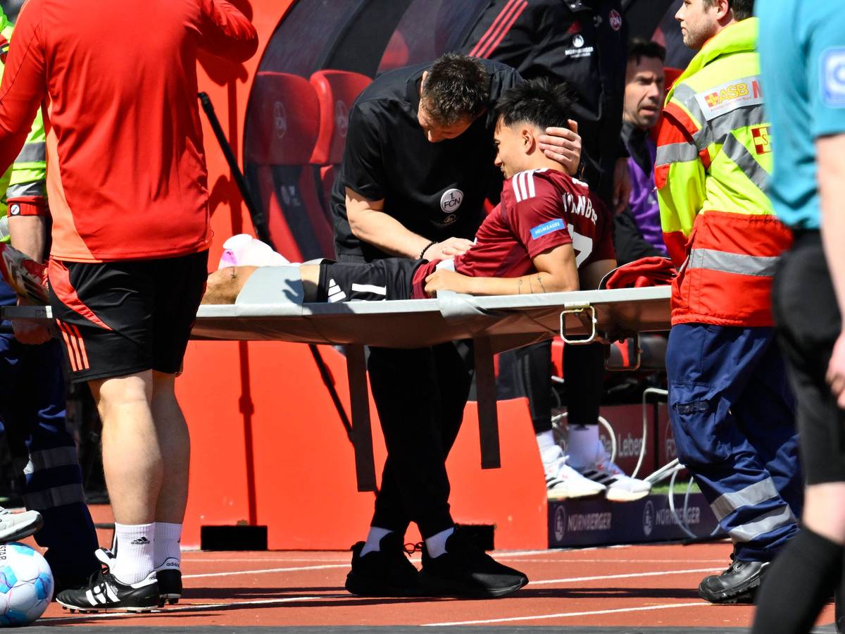 Jens Castrop wird auf Trage aus dem Stadion getragen.