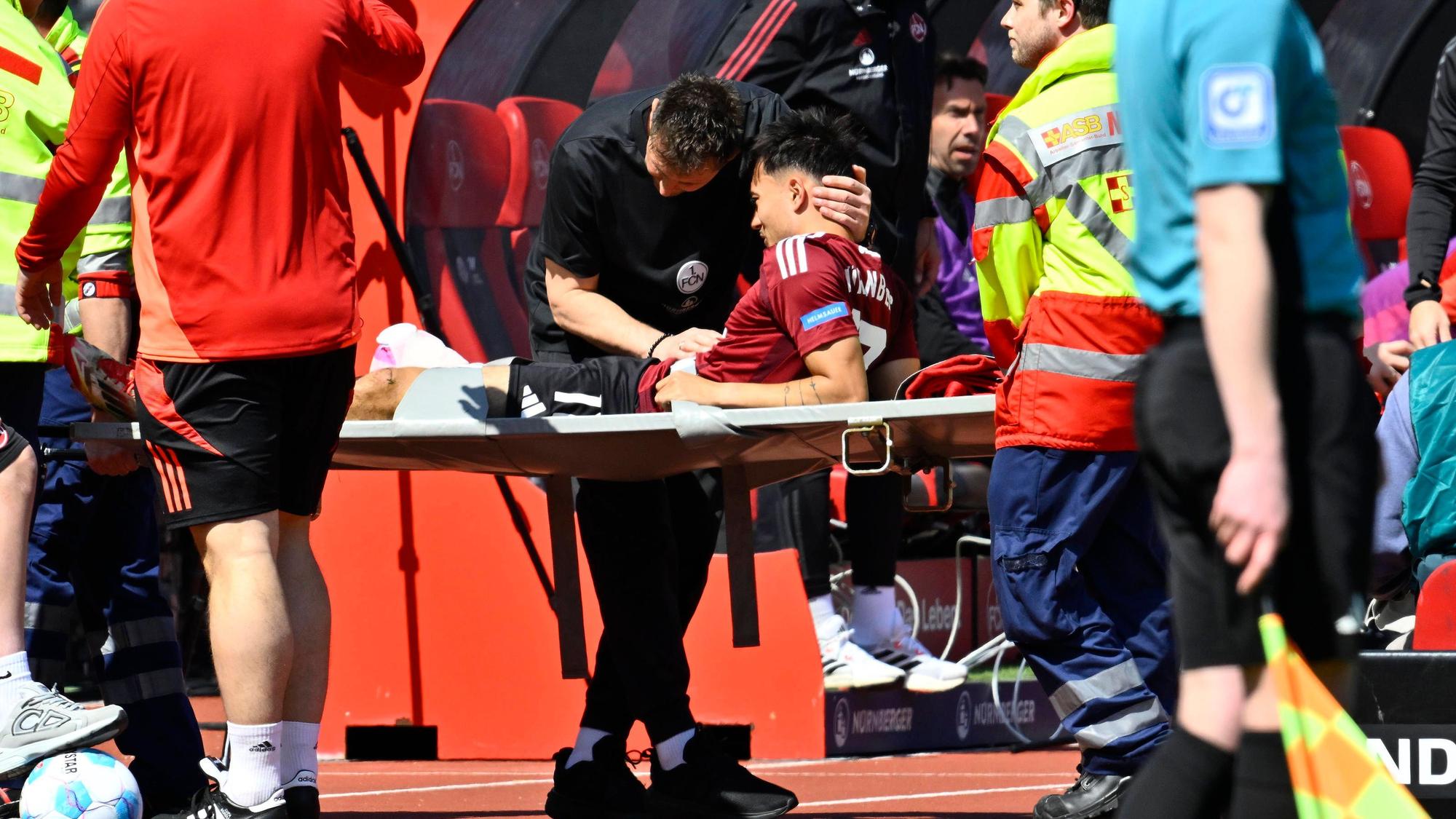 Jens Castrop wird auf Trage aus dem Stadion getragen.