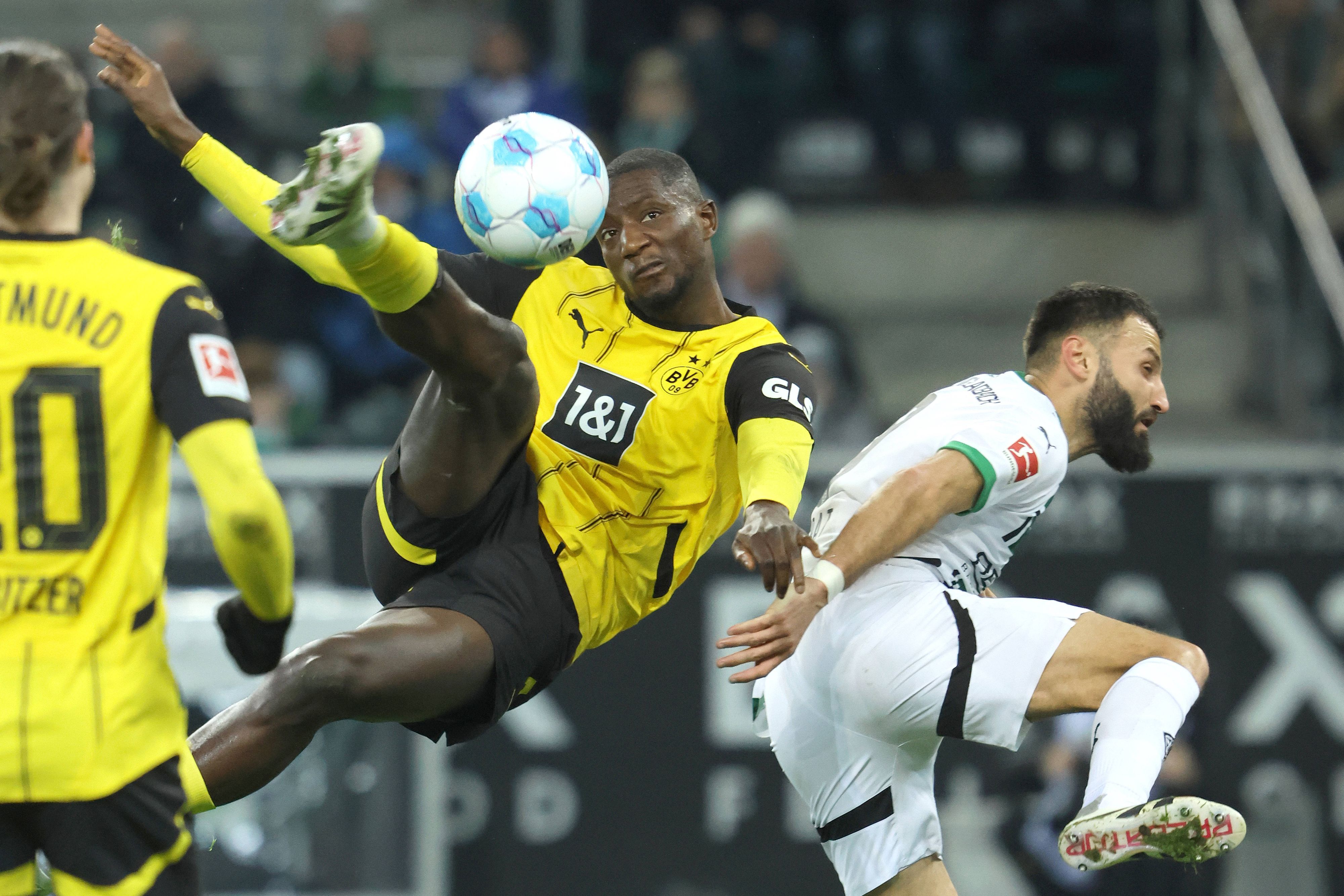 Serhou Guirassy schießt das 1:1 im Hinspiel gegen Gladbach.