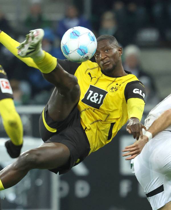 Serhou Guirassy schießt das 1:1 im Hinspiel gegen Gladbach.
