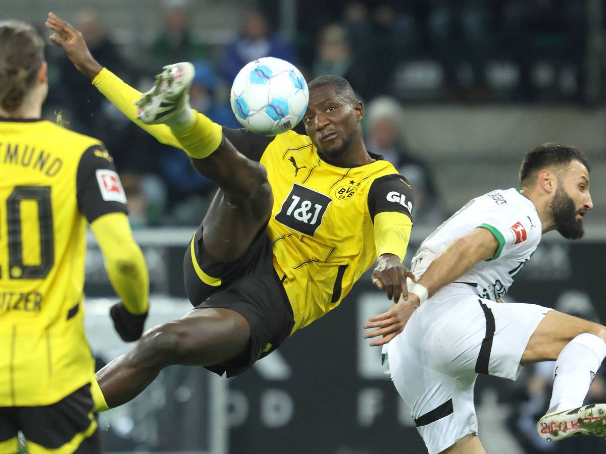 Serhou Guirassy schießt das 1:1 im Hinspiel gegen Gladbach.