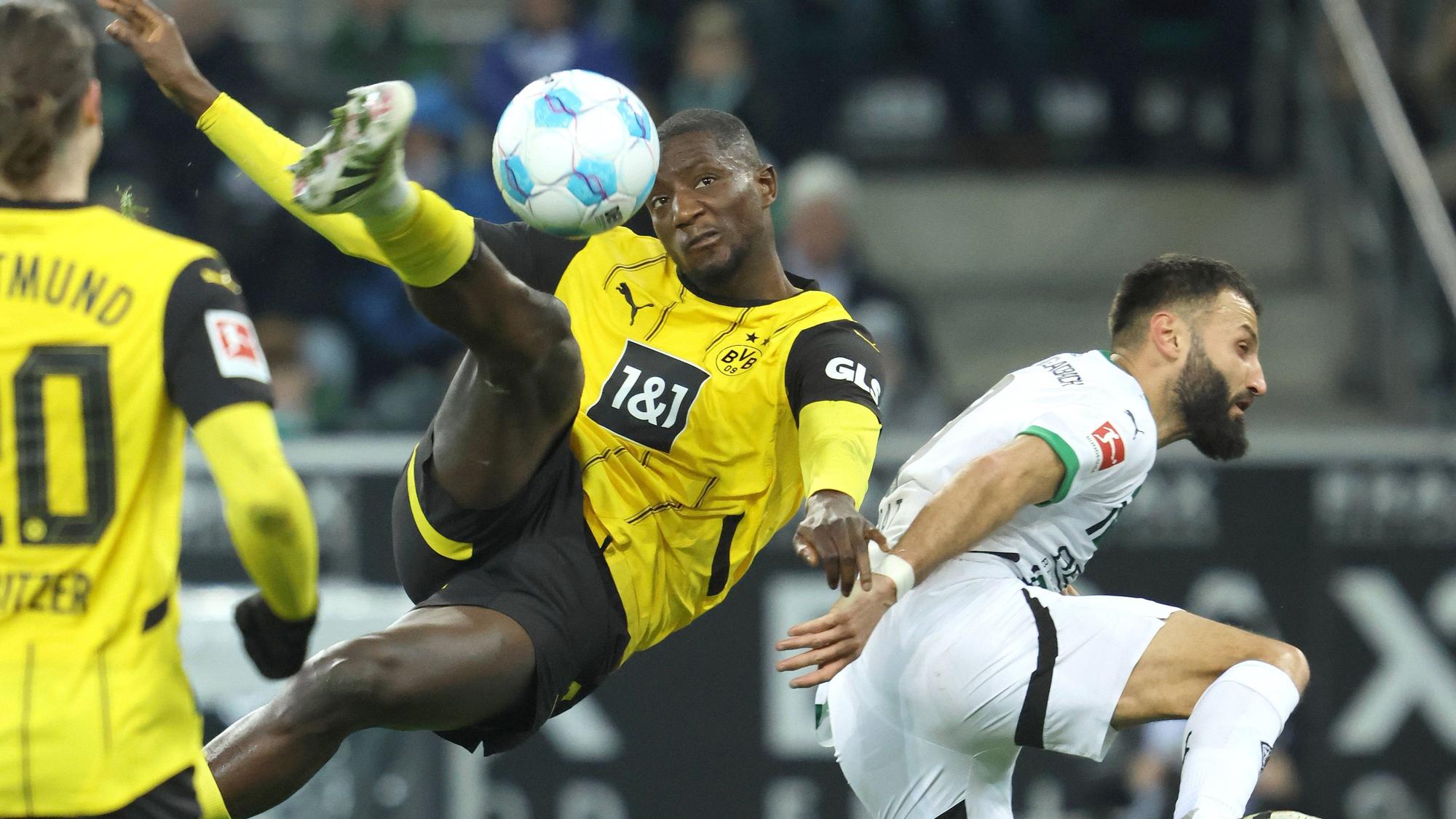 Serhou Guirassy schießt das 1:1 im Hinspiel gegen Gladbach.
