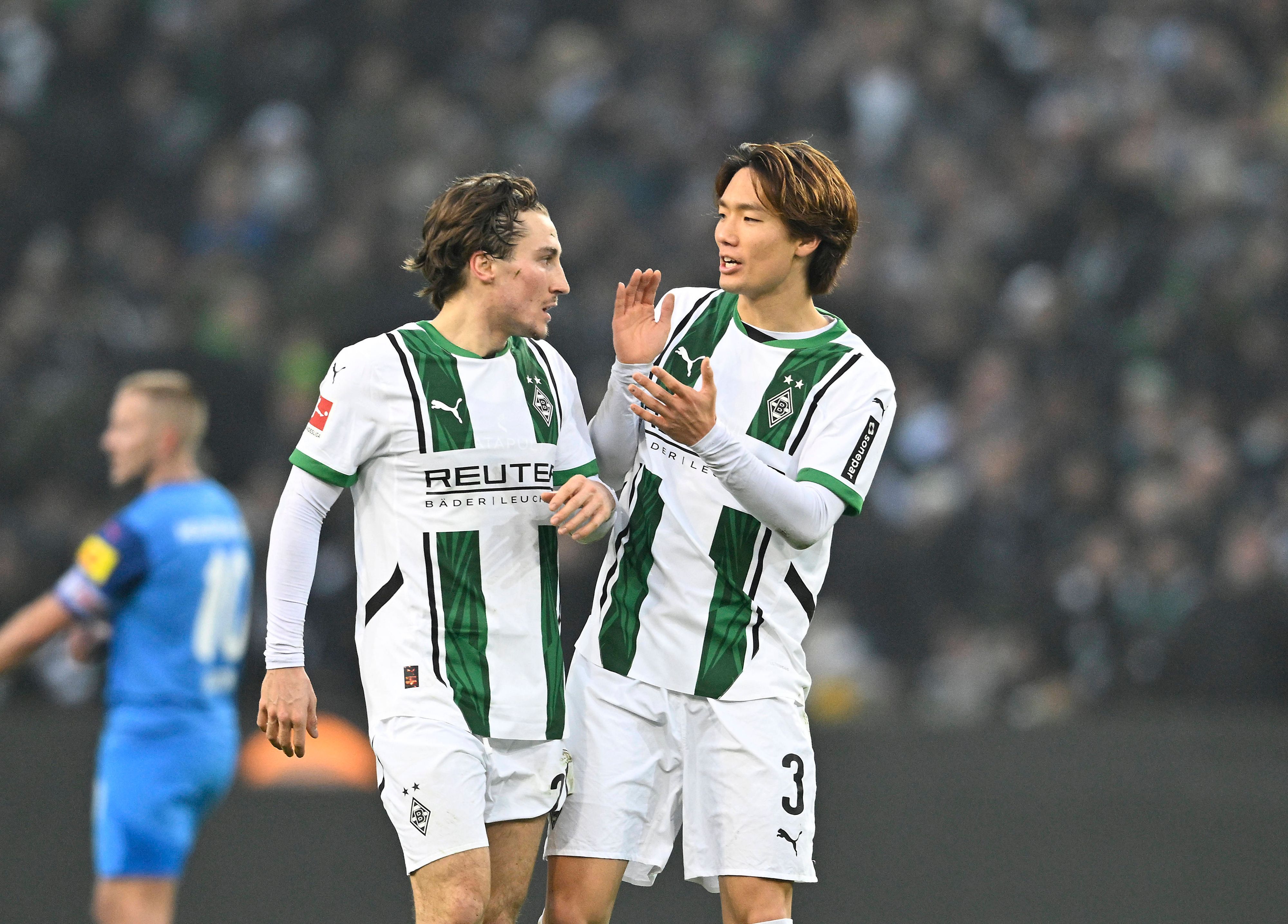 Rocco Reitz und Ko Itakura nach dem 4:1 gegen Kiel am 14. Dezember 2024 im Gespräch.