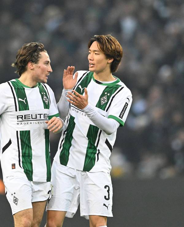 Rocco Reitz und Ko Itakura nach dem 4:1 gegen Kiel am 14. Dezember 2024 im Gespräch.