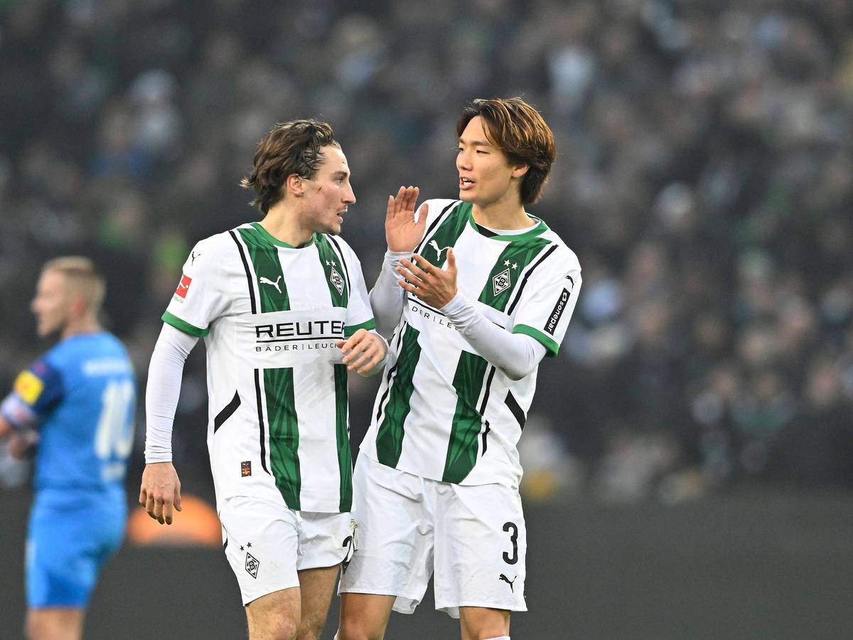 Rocco Reitz und Ko Itakura nach dem 4:1 gegen Kiel am 14. Dezember 2024 im Gespräch.