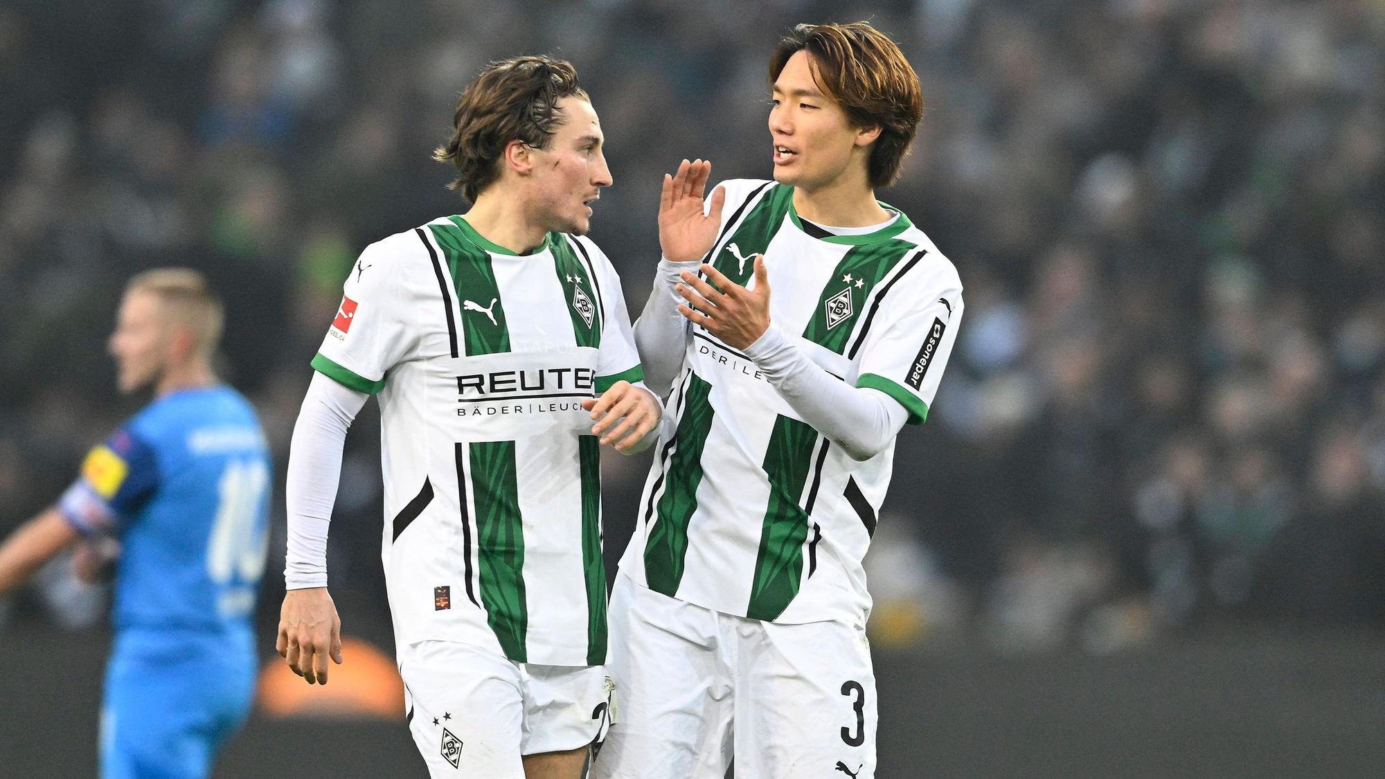 Rocco Reitz und Ko Itakura nach dem 4:1 gegen Kiel am 14. Dezember 2024 im Gespräch.