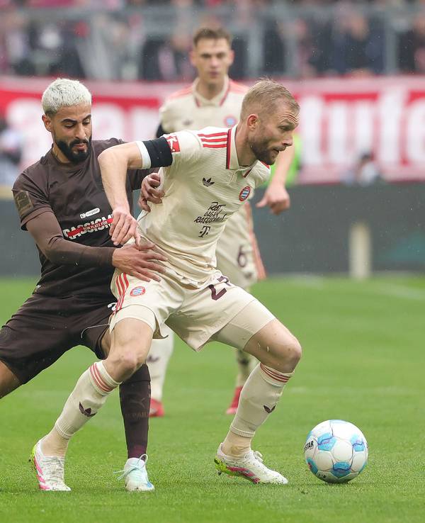 Elias Saad (l.) und Konrad Laimer (r.) kämpfen um den Ball.