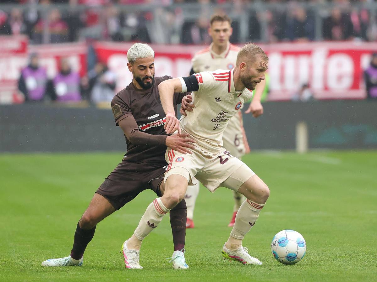 Elias Saad (l.) und Konrad Laimer (r.) kämpfen um den Ball.