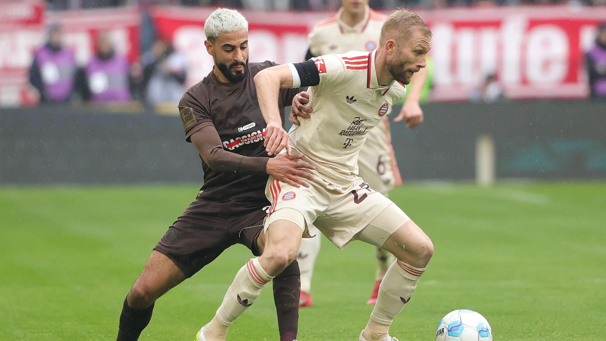 Elias Saad (l.) und Konrad Laimer (r.) kämpfen um den Ball.