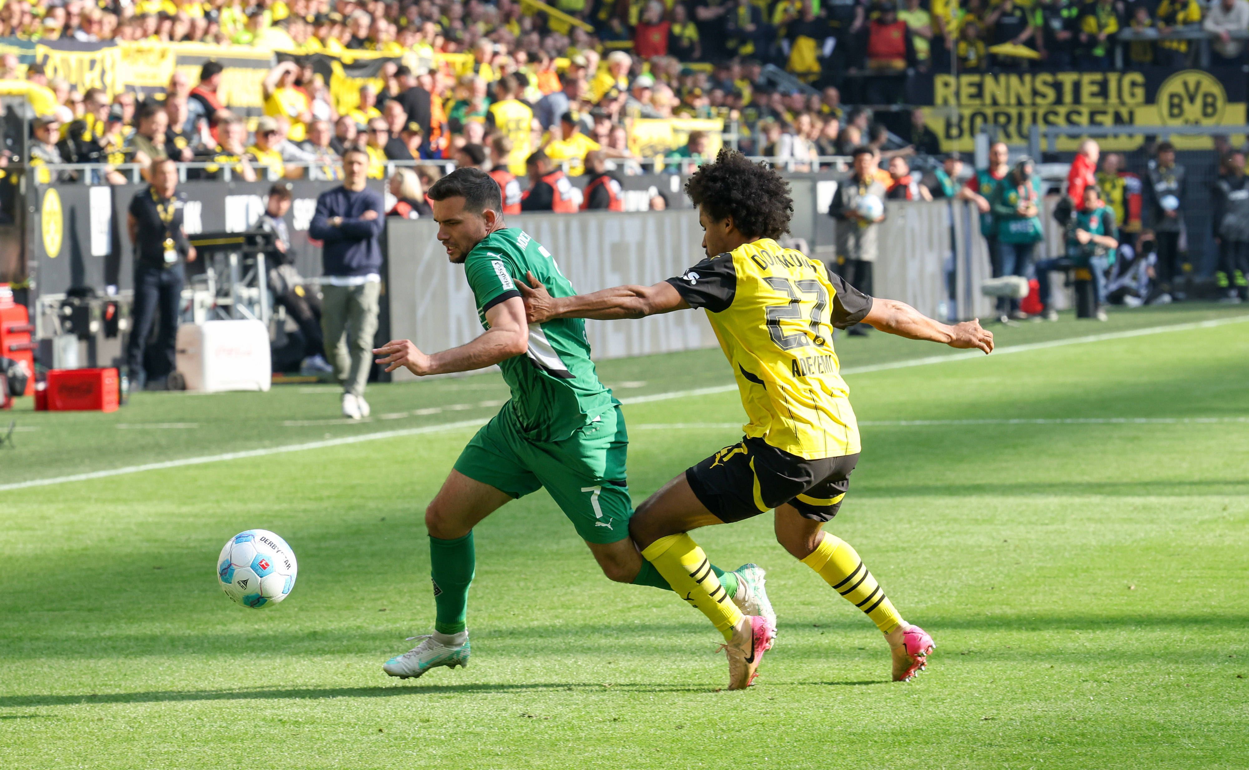 Kevin Stöger im Duell gegen Karim Adeyemi.