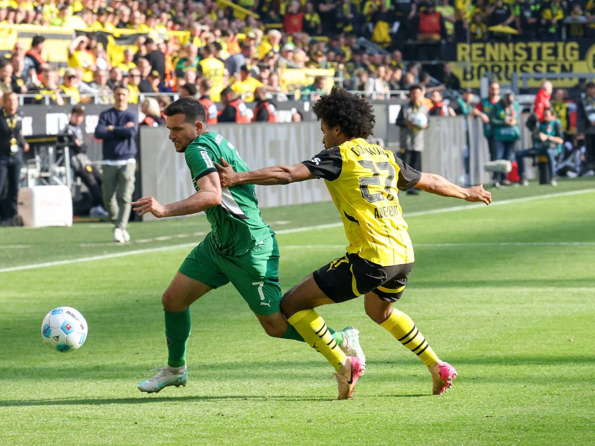 Kevin Stöger im Duell gegen Karim Adeyemi.