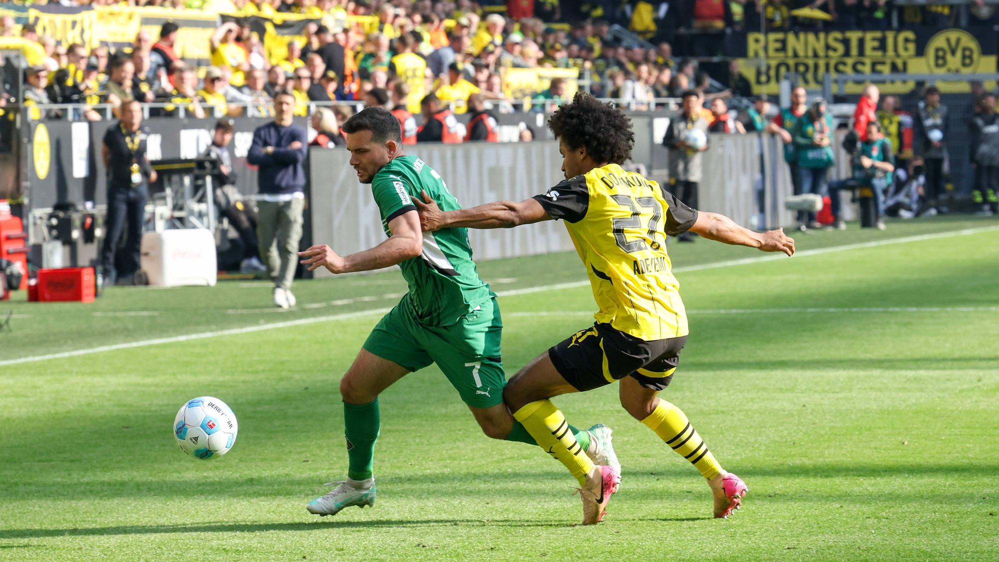 Kevin Stöger im Duell gegen Karim Adeyemi.