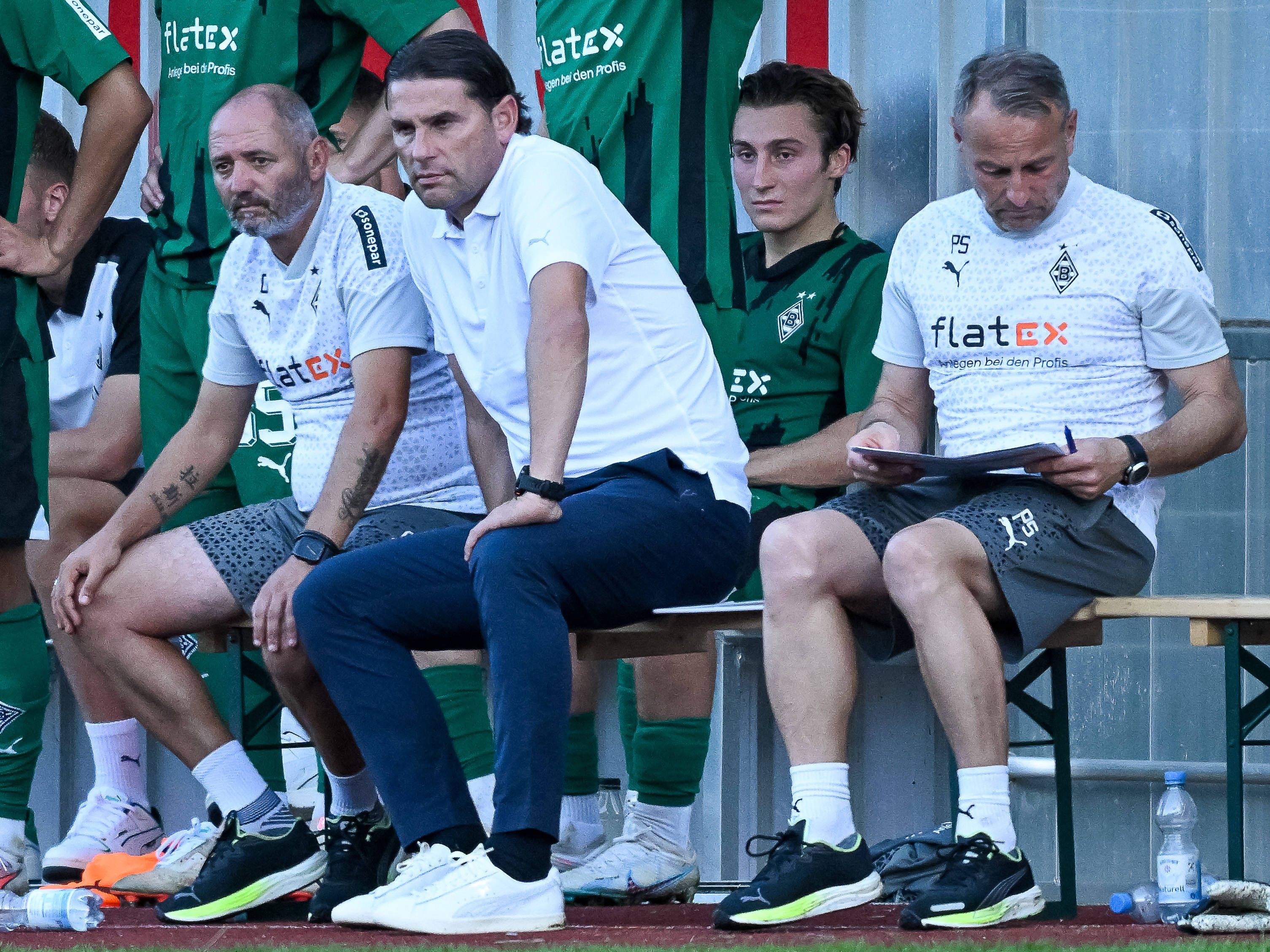 Das Trainer-Team von Borussia Mönchengladbach während eines Testspiels.