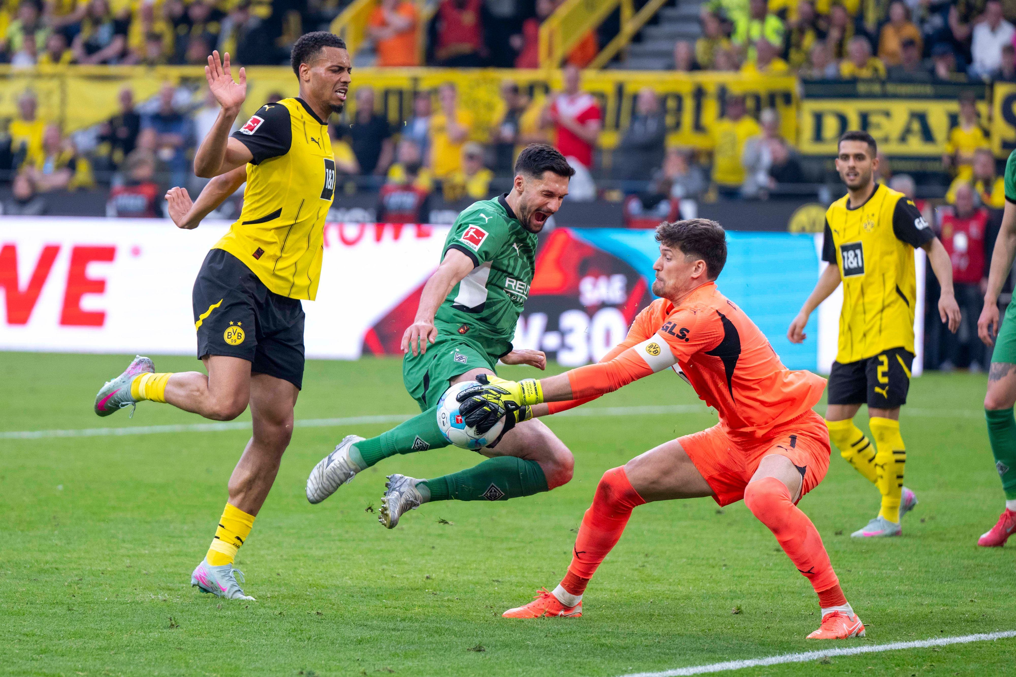 Tim Kleindienst im Zweikampf.
