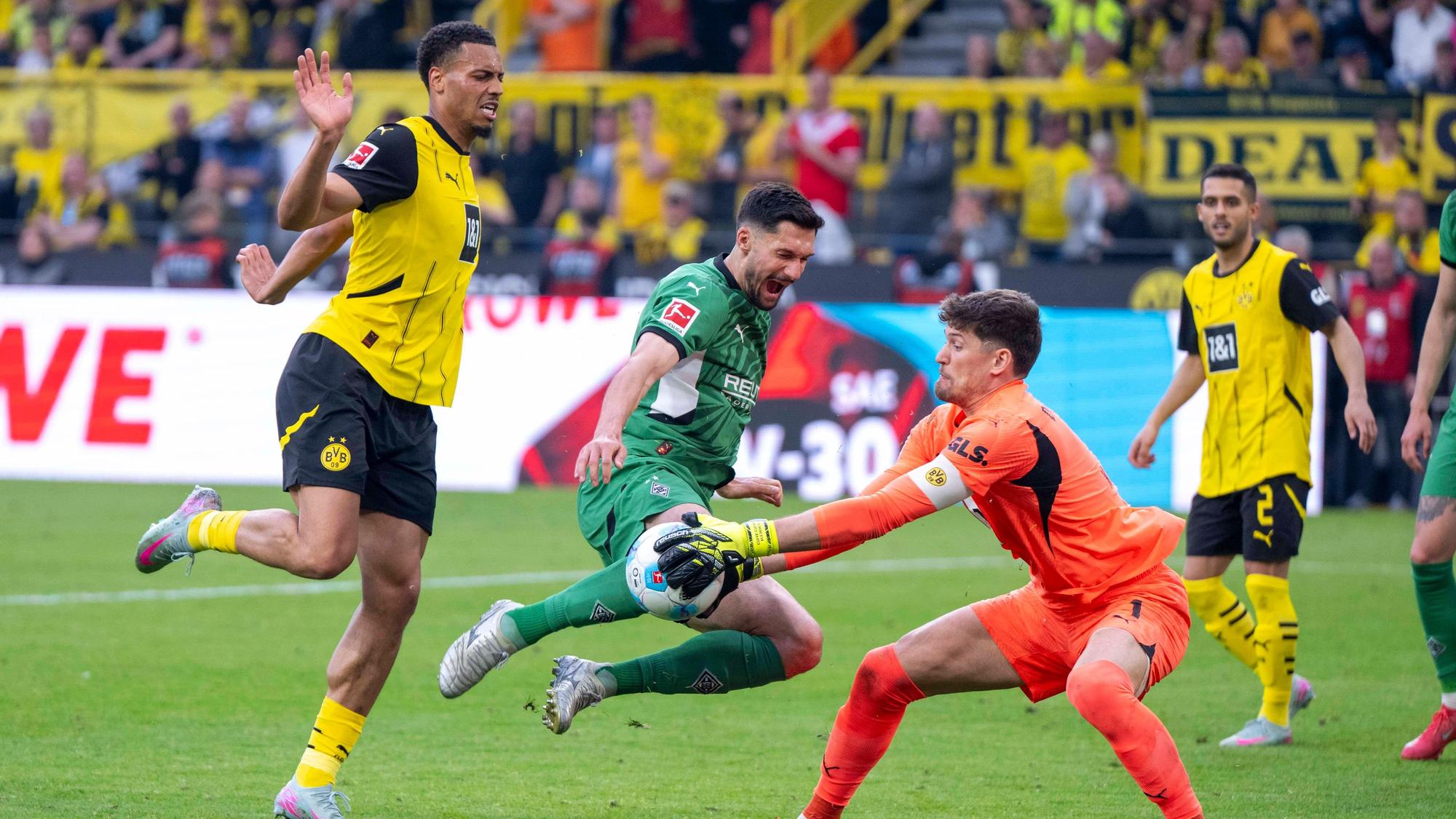 Tim Kleindienst im Zweikampf.