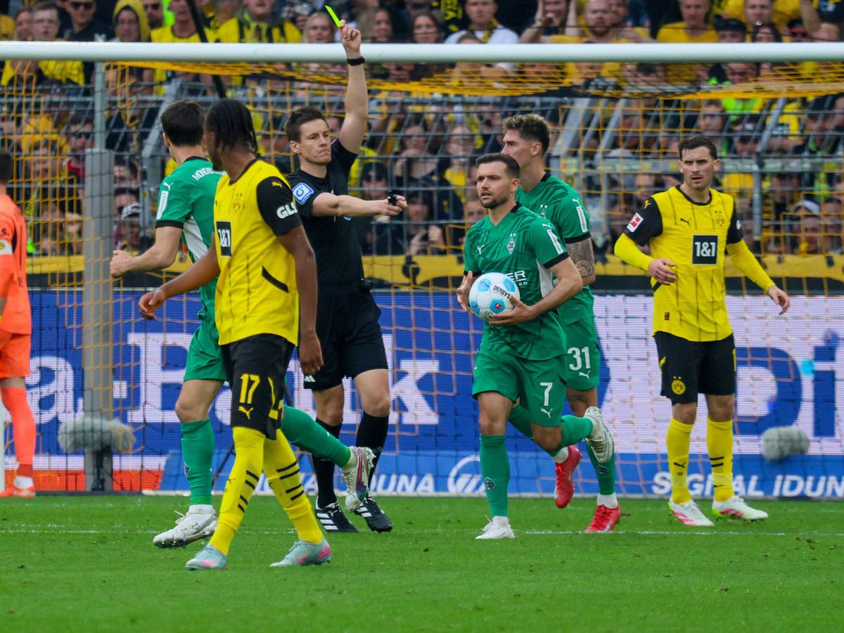 Kevin Stöger bekommt eine Gelbe Karte.
