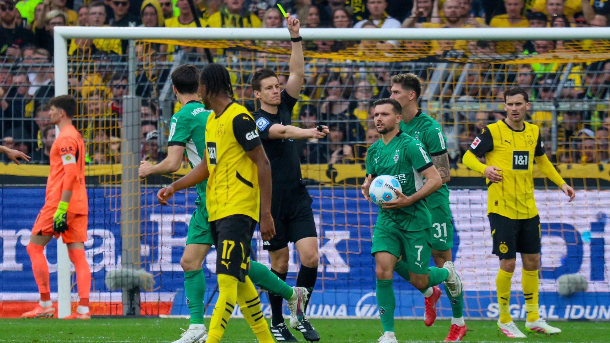 Kevin Stöger bekommt eine Gelbe Karte.