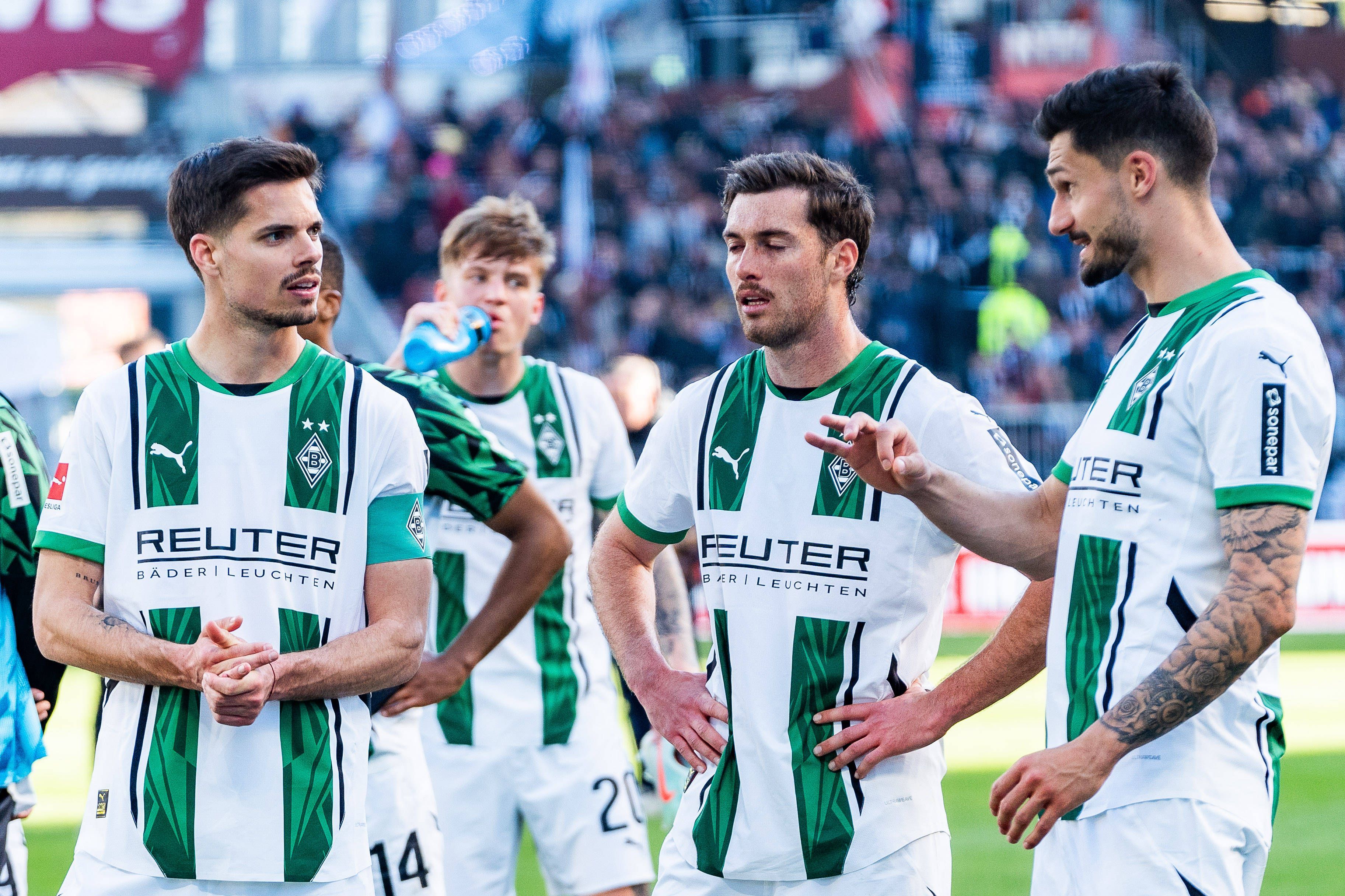 Julian Weigl, Joe Scally und Tim Kleindienst nach dem Unentschieden beim FC St. Pauli.