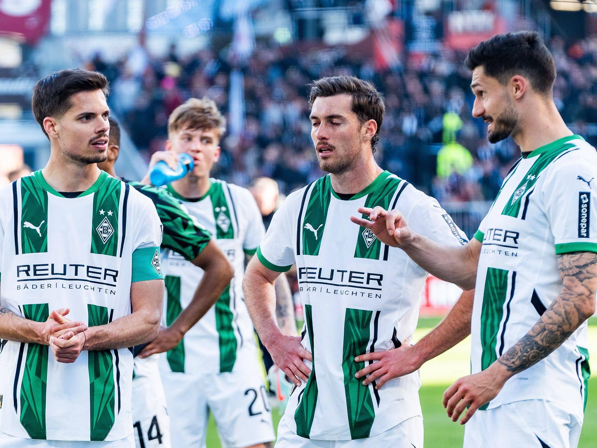 Julian Weigl, Joe Scally und Tim Kleindienst nach dem Unentschieden beim FC St. Pauli.