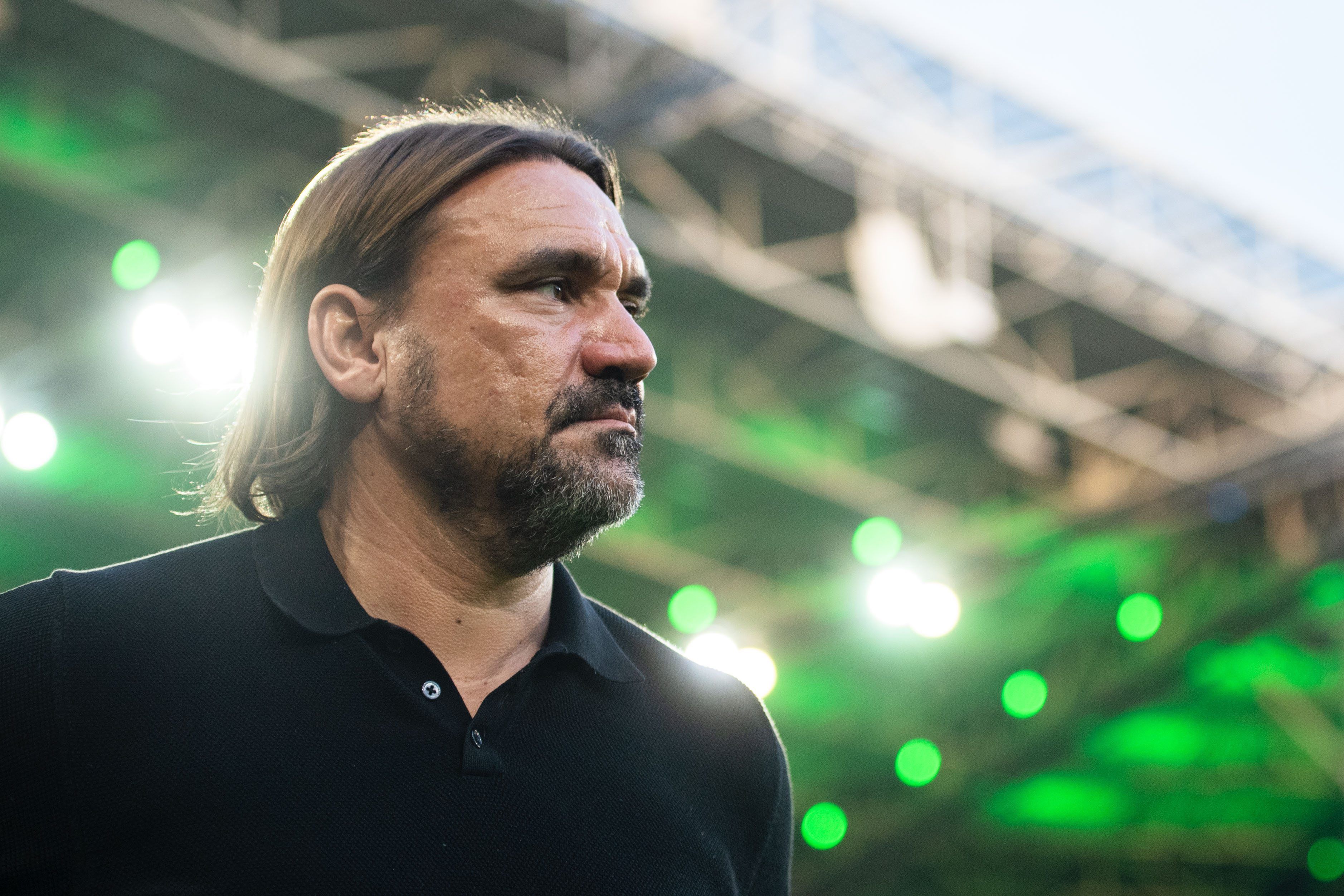 Gladbachs Trainer Daniel Farke blickt vor der Partie in die Runde.