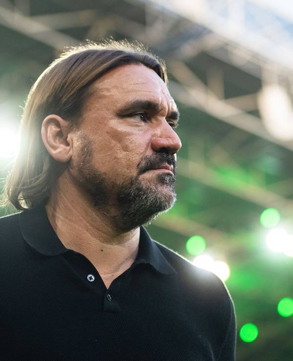 Gladbachs Trainer Daniel Farke blickt vor der Partie in die Runde.
