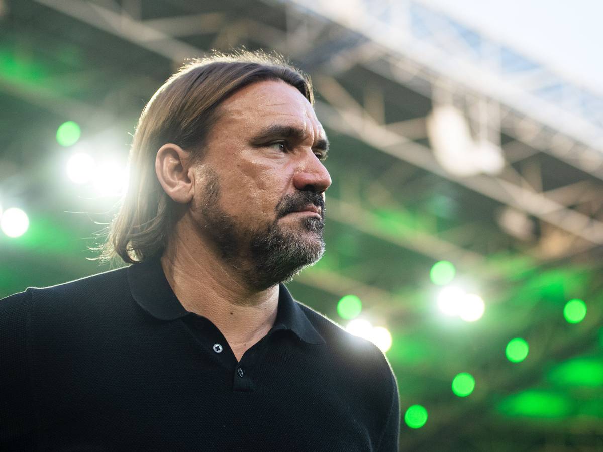 Gladbachs Trainer Daniel Farke blickt vor der Partie in die Runde.