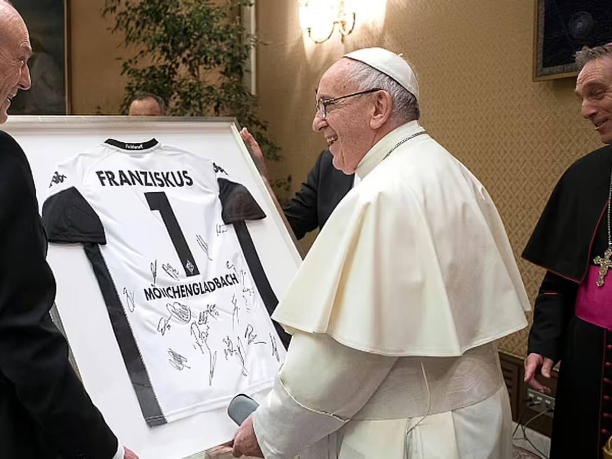 Papst Franziskus erhält ein Trikot von Borussia Mönchengladbach.