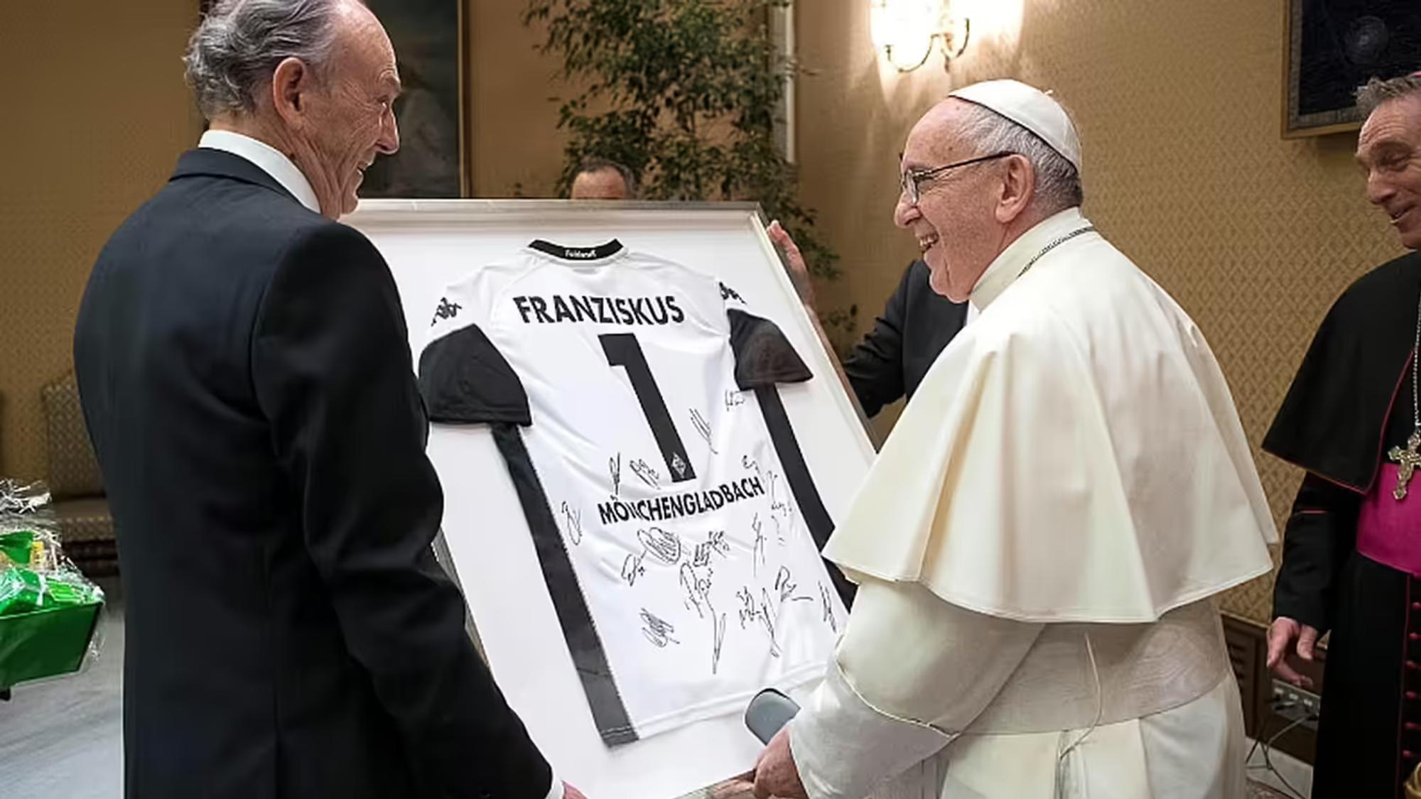Papst Franziskus erhält ein Trikot von Borussia Mönchengladbach.