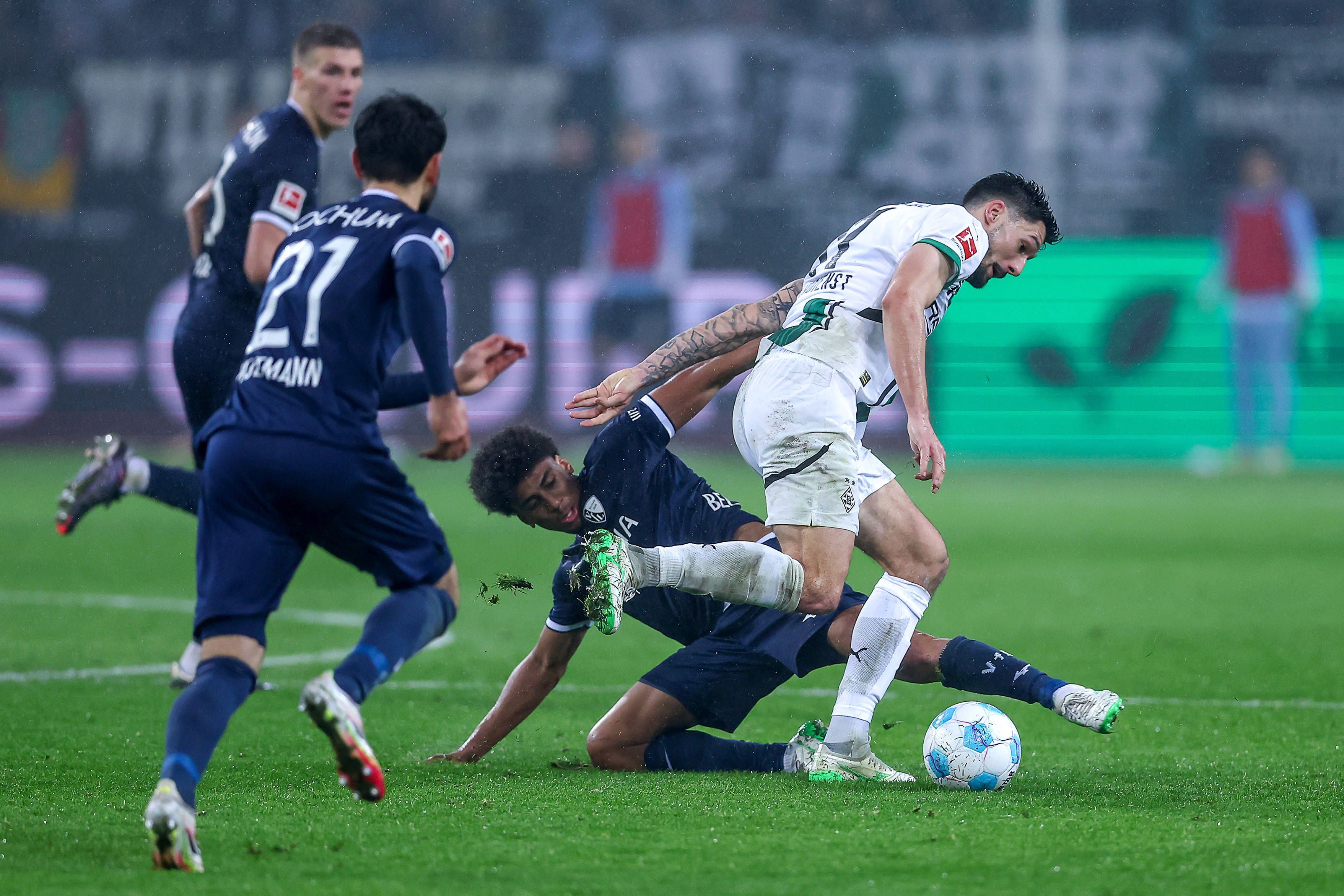 Bochums Bernardo im Zweikampf mit Gladbachs Tim Kleindienst am 25. Januar 2025.
