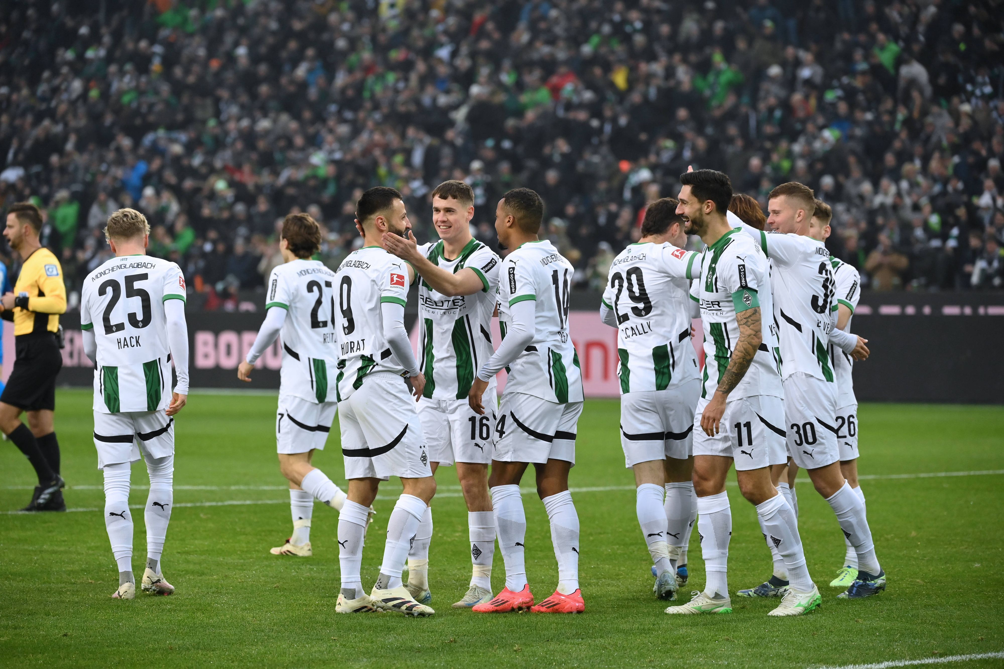 Die Mannschaft von Borussia Mönchengladbach jubelt nach einem Tor.