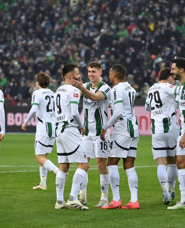 Die Mannschaft von Borussia Mönchengladbach jubelt nach einem Tor.