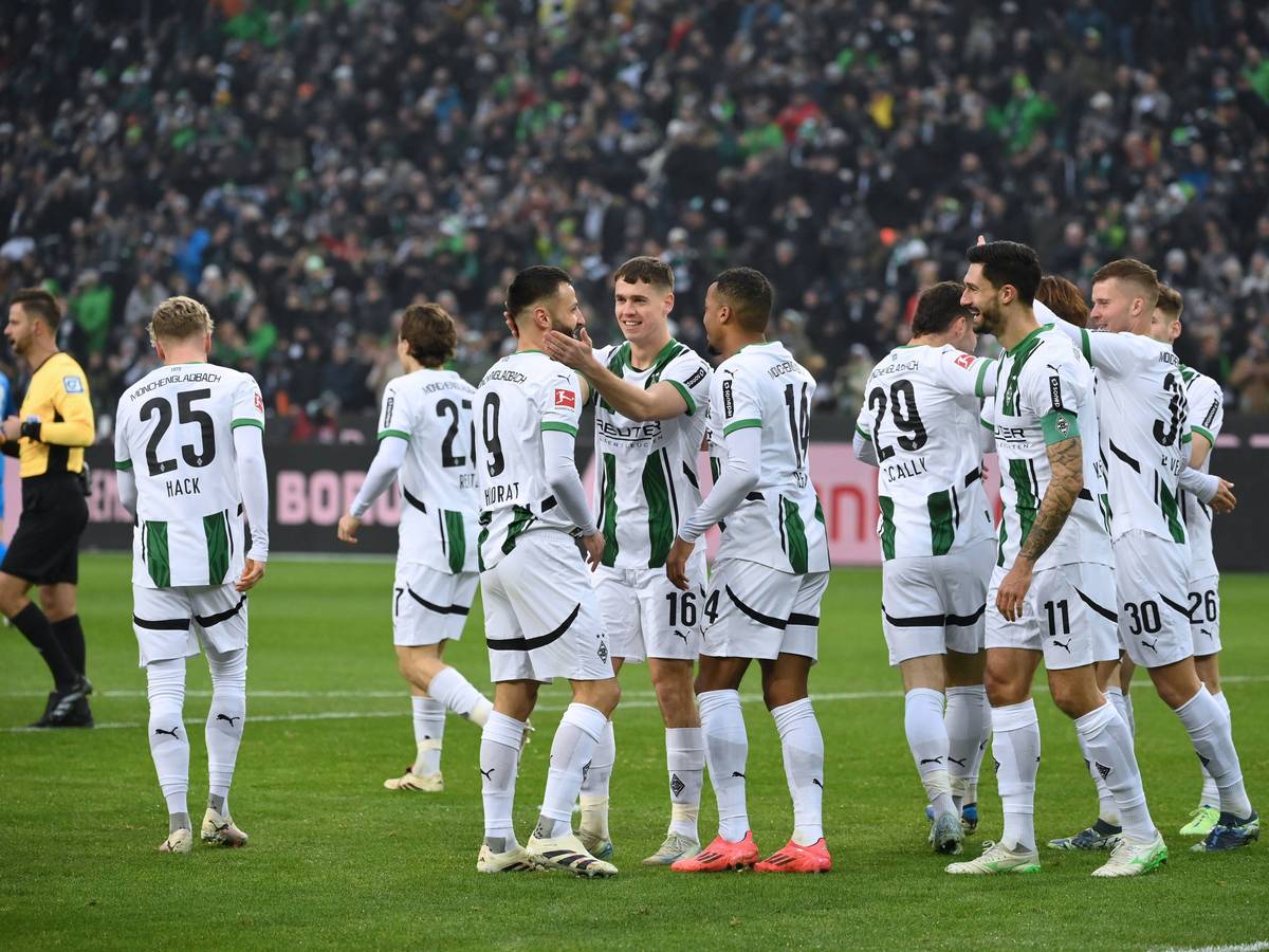 Die Mannschaft von Borussia Mönchengladbach jubelt nach einem Tor.