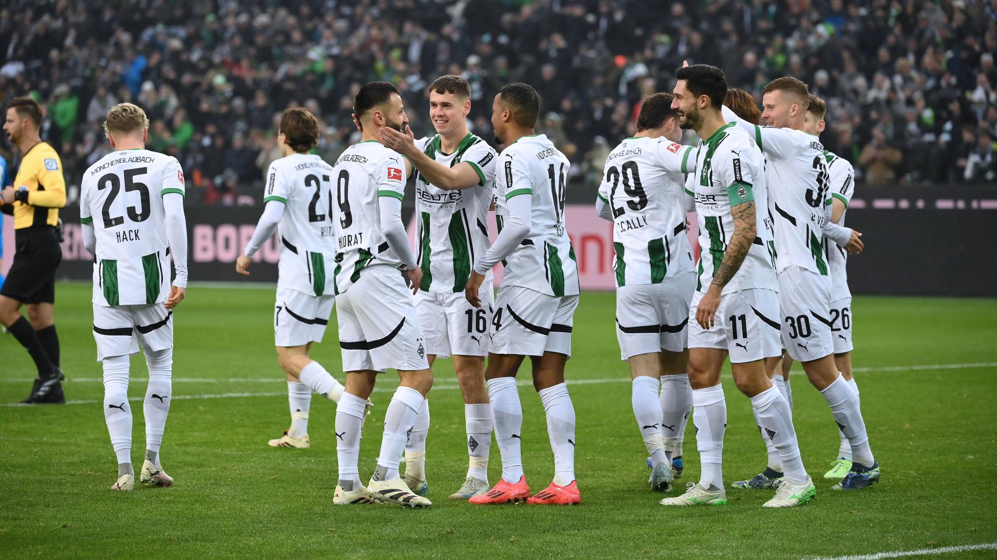 Die Mannschaft von Borussia Mönchengladbach jubelt nach einem Tor.