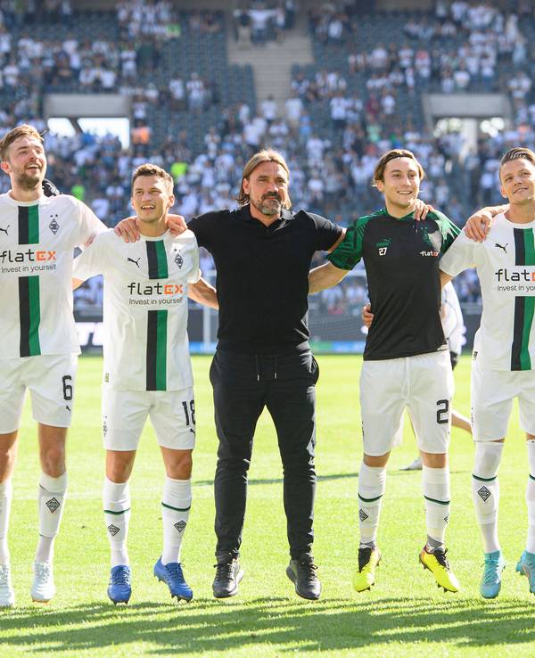Von links nach rechts: Fohlen-Maskottchen, Christoph Kramer, Stefan Lainer, Daniel Farke, Rocco Reitz, Hannes Wolf, Jordan Beyer und Joe Scally hüpfen vor den Fans.
