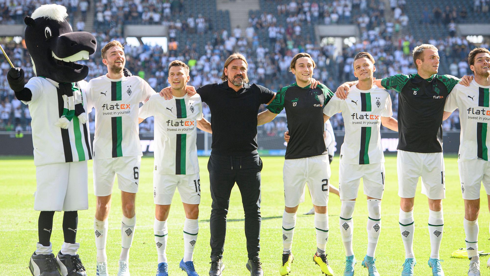 Von links nach rechts: Fohlen-Maskottchen, Christoph Kramer, Stefan Lainer, Daniel Farke, Rocco Reitz, Hannes Wolf, Jordan Beyer und Joe Scally hüpfen vor den Fans.