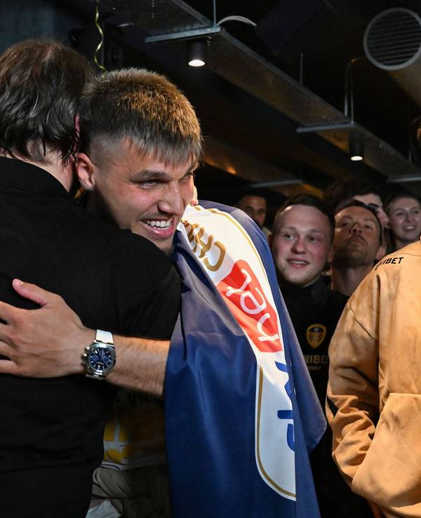 Daniel Farke umarmt nach dem Aufstieg am 21. April 2025 Joel Piroe.