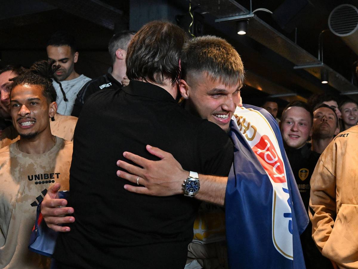 Daniel Farke umarmt nach dem Aufstieg am 21. April 2025 Joel Piroe.