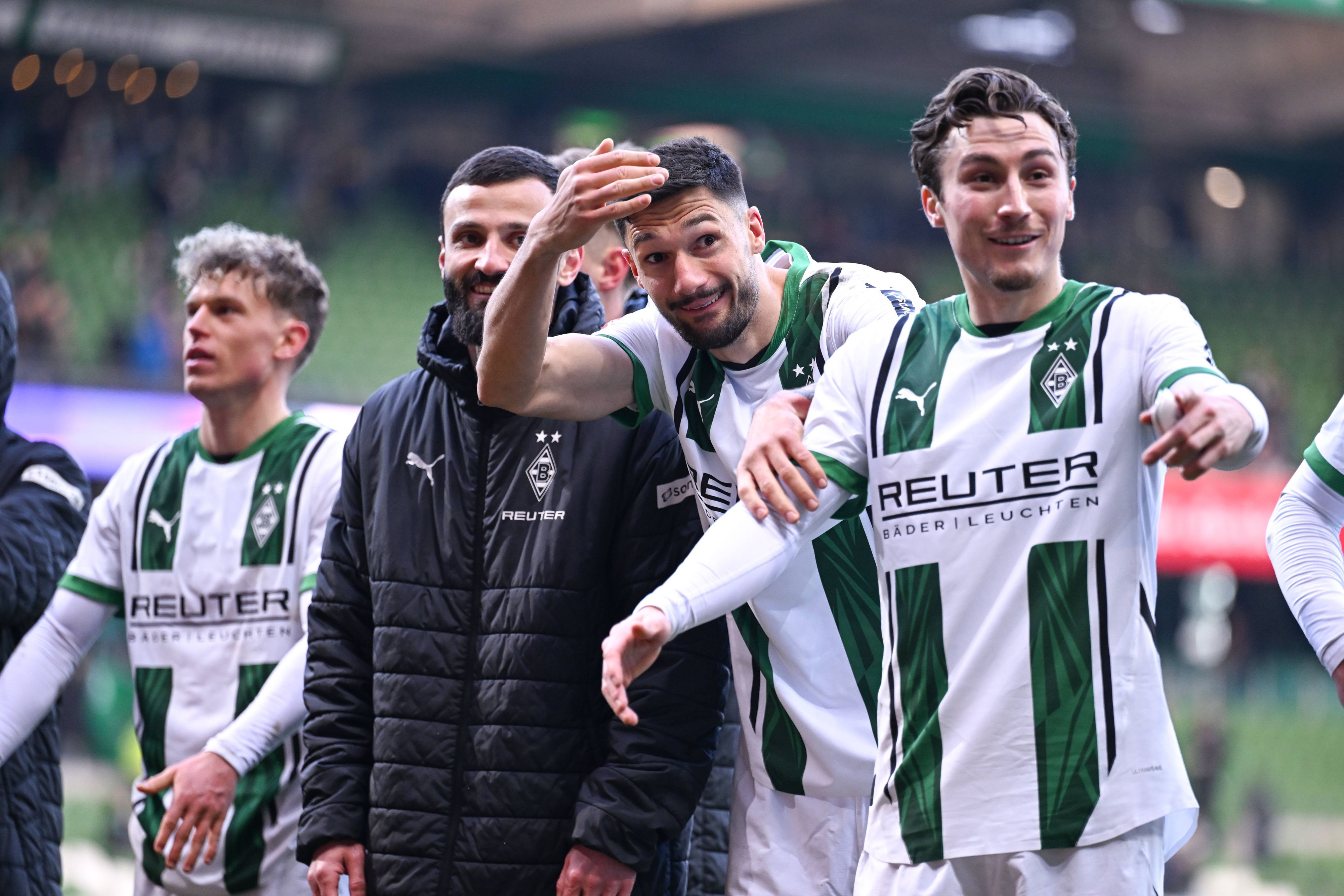Spieler von Borussia Mönchengladbach bei den Fans.