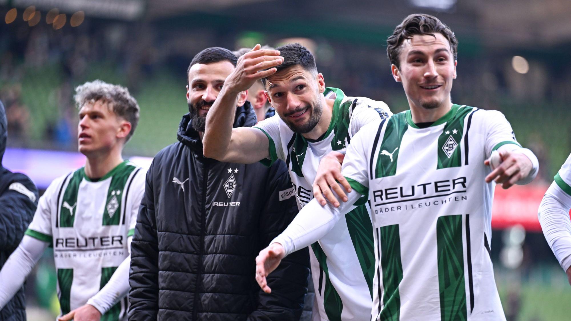 Spieler von Borussia Mönchengladbach bei den Fans.